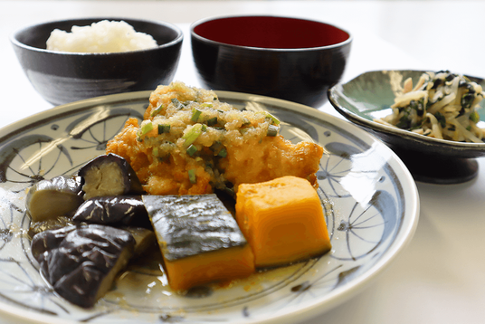色鮮やかな料理の皿