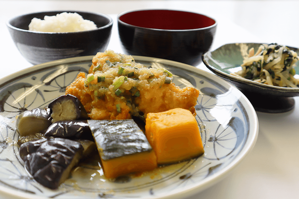 色鮮やかな料理の皿