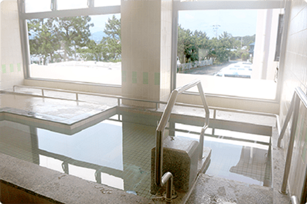 大きな窓のある浴室