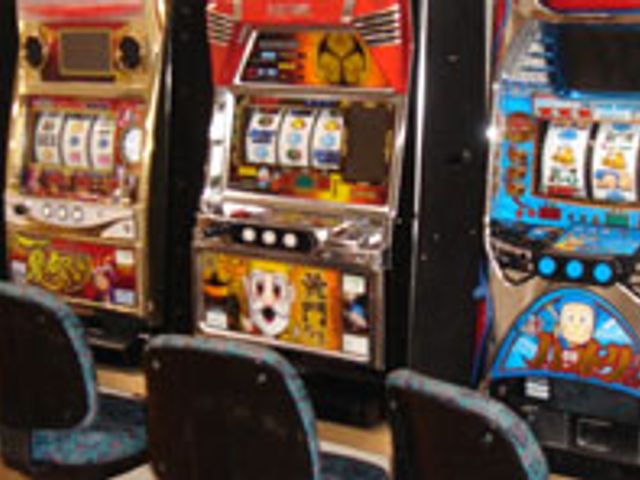 遊び心のあるコーナー 多目的室 興味を引くレトロな遊び場です。リラックスした雰囲気で、楽しい時間を過ごせます。