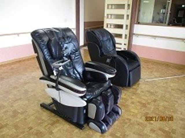 リラックスチェアの機能訓練室 機能訓練室 快適なリラックスチェアが設置されています。利用者にとっておくつろぎいただける環境を提供しています。