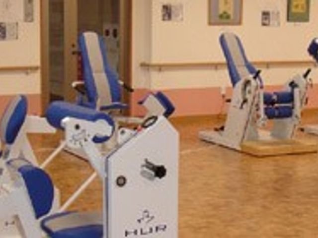 機能訓練室の設備 機能訓練室 明るく広々とした空間で、各種トレーニング機器が揃っています。利用者も快適に体を動かせます。