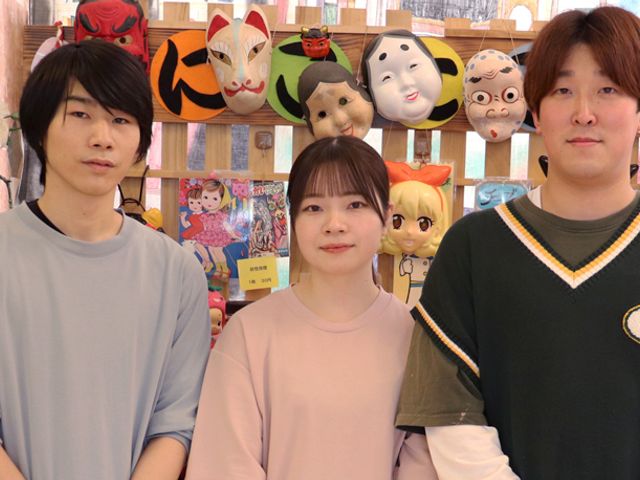 笑顔のスタッフたち スタッフイメージ 明るい雰囲気の中で、元気に働くスタッフたちの様子が伝わります。チームワークの良さが魅力です。