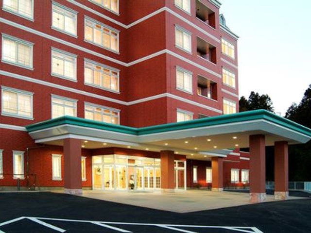 赤レンガの建物エントランス エントランス 広々としたエントランスは、訪れる人々を温かく迎え入れます。自然光が差し込む明るい空間です。