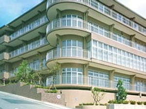 緑に囲まれた建物外観