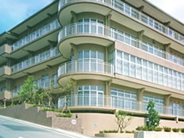 緑に囲まれた建物外観 外観 自然豊かな環境に位置し、モダンなデザインが印象的な施設です。