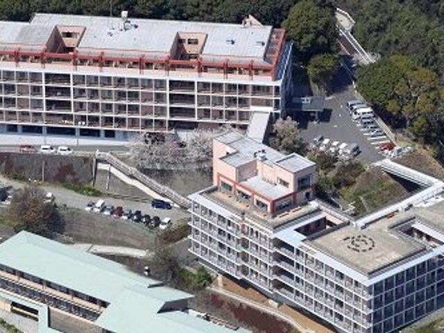 広々とした施設外観 外観 周囲に緑豊かな環境で、ゆったりとした建物の外観をご覧いただけます。明るく開放感のある空間です。