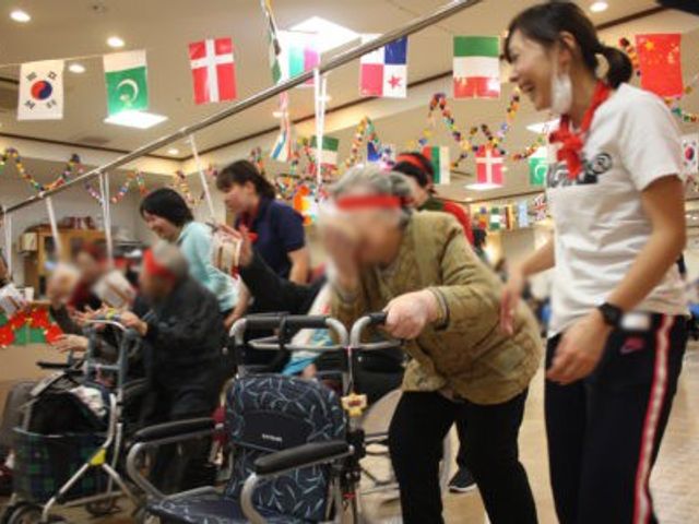 楽しい雰囲気のラウンジ ラウンジ 楽しげな雰囲気の中で、スタッフと共に活動に参加する様子が見られます。国際色豊かです。