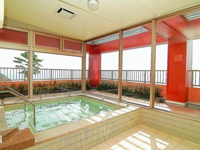 解放感のある浴室 浴室 広々とした窓から自然光が差し込む、開放感のある浴室です。安全な手すりも完備されております。