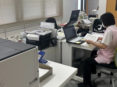 事務スペースで作業中