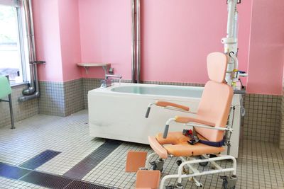 ピンク色の浴室