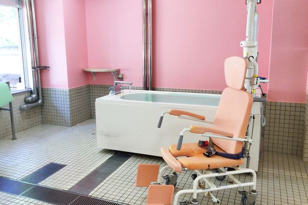 ピンク色の浴室