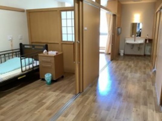 明るい床の廊下