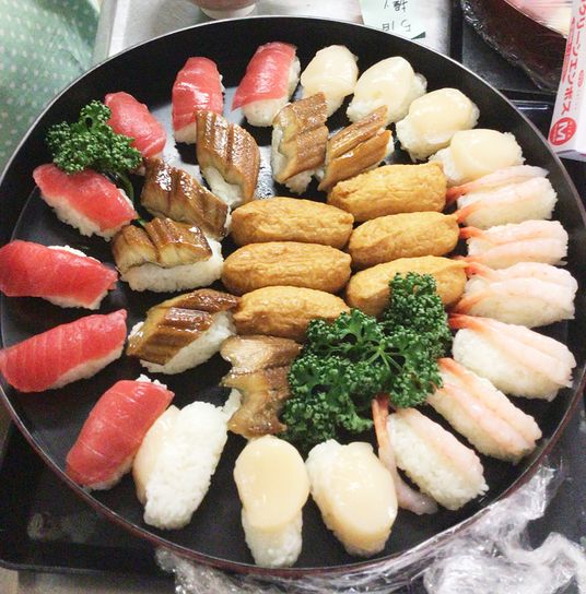 多彩な寿司の盛り合わせ