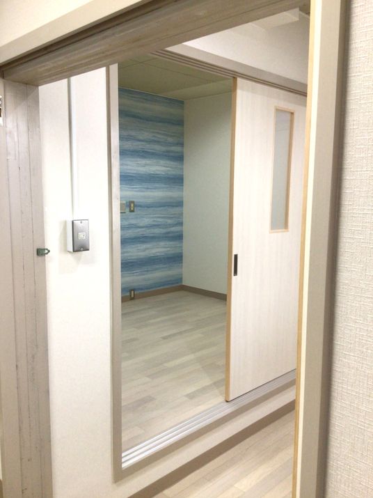 明るい居室の出入口