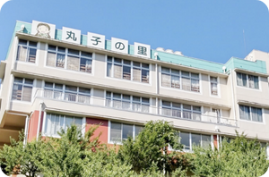 緑に囲まれた建物外観