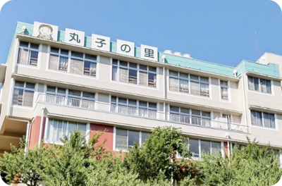 緑に囲まれた建物外観