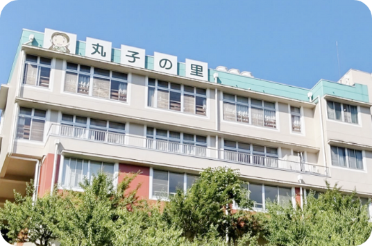緑に囲まれた建物外観