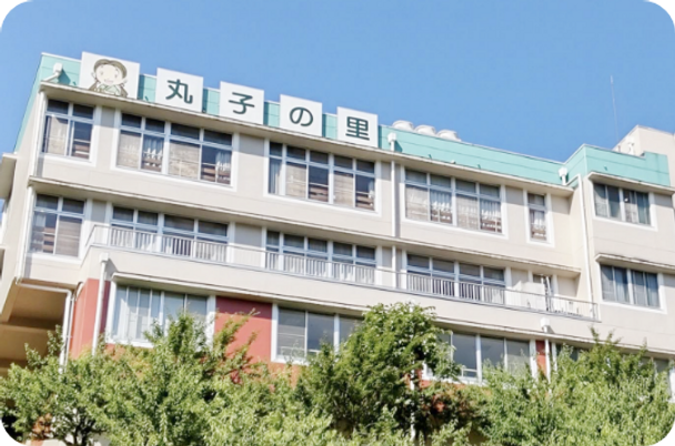 緑に囲まれた建物外観