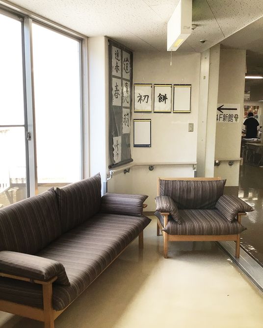 明るい一角の休憩スペース