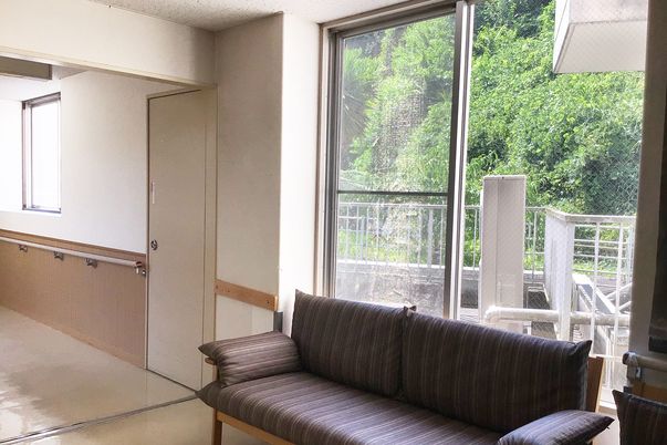 自然光の入るラウンジ