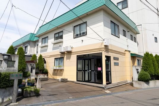 緑の屋根の建物外観