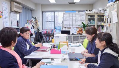 スタッフが会議中の休憩室
