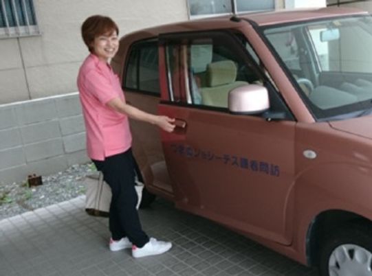 職員が車に乗る場面