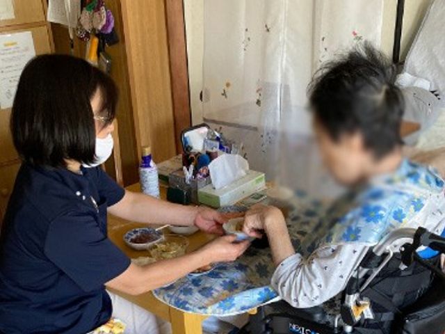 スタッフと利用者の居室 居室 利用者がリラックスできる居室では、スタッフによる丁寧なケアが行われています。温かい雰囲気で安心感があります。