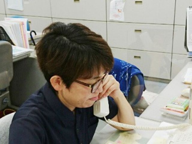 電話対応をするスタッフ スタッフイメージ 電話対応をする様子から、丁寧で誠実な対応が伝わってきます。スタッフの働きやすい環境です。
