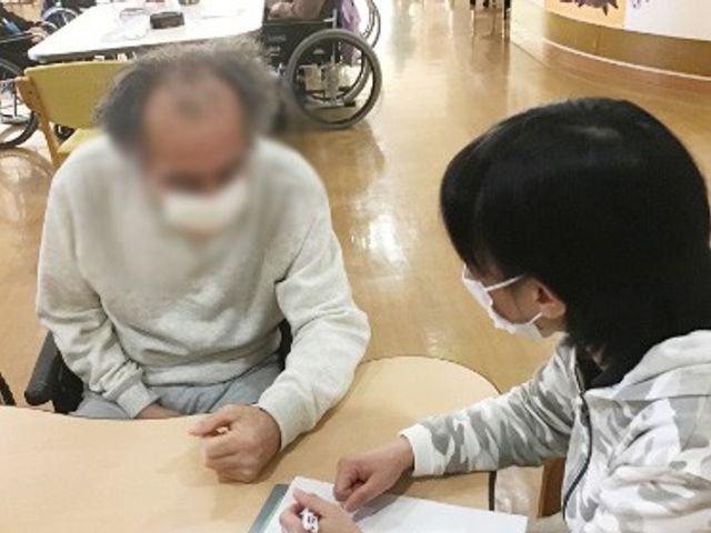 相談を受けるスタッフの居室 居室 スタッフが利用者と親身に話し合える、落ち着いた雰囲気の空間です。和やかな相談の場が広がっています。