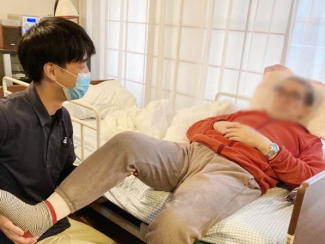 トレーニング中の居室 居室 介護スタッフがサポートしながら、快適な環境での訓練が行われています。温かみのある居室です。