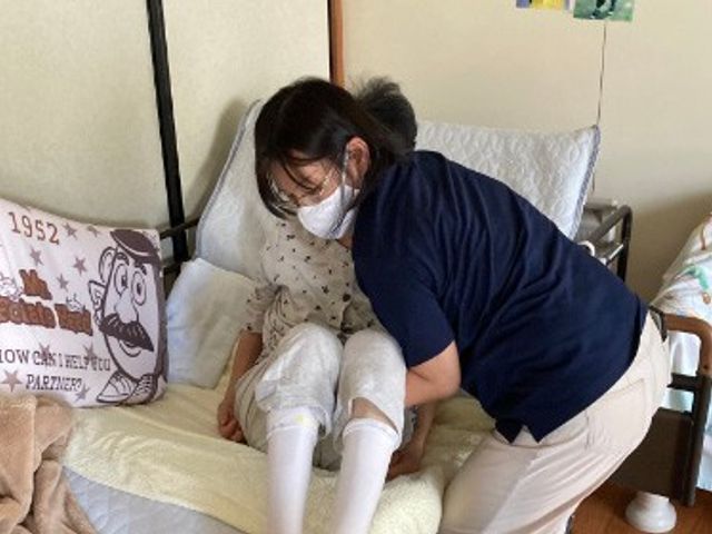 世話をするスタッフ 居室 優しいスタッフが個別にサポートしています。安心して働ける環境が整っています。