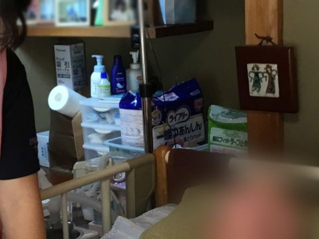 介護の様子 居室 施設の居室では、専任スタッフが住まわれている方のケアを丁寧に行っています。