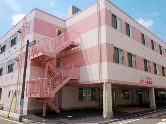 ピンクの建物外観  