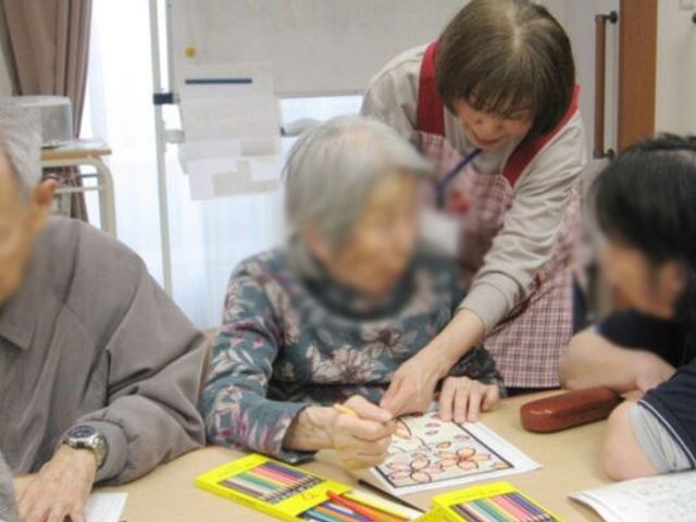 アクティビティの様子 機能訓練室 楽しく交流しながら、手先を使った活動に参加し、リラックスした時間を過ごせます。