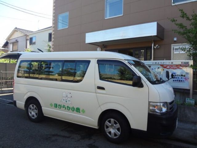 送迎車が停まる外観 外観 送迎サービスの利用が可能です。日差しのあたる快適な場所に位置しています。