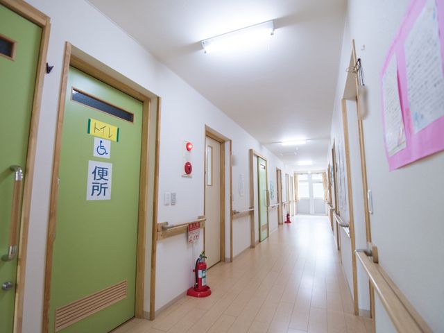 明るく清潔な廊下 廊下 手すりが設置された明るい廊下は、日々の活動がしやすい環境を提供しています。