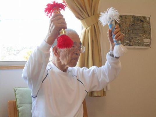 おじいさんが体操をしている