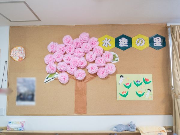 掲示板に飾られた手作り装飾