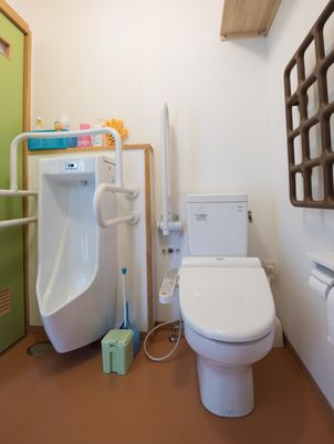 手すり付きの洗面台とトイレ