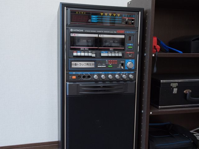 部屋にあるオーディオ機器 カラオケセット 心地よい音楽が流れる居心地の良いリビングです。日々の憩いの時間を豊かに彩ります。