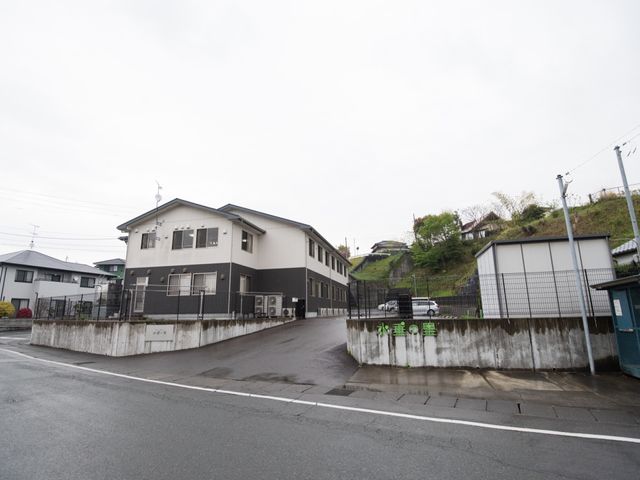 清潔感ある施設の外観 外観 広々とした駐車スペースを確保した落ち着いた色合いの建物です。静かな環境で、日々の業務に没頭できそうです。