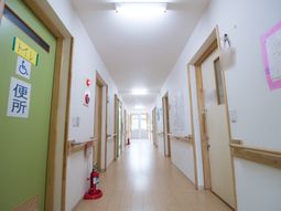 清潔感ある明るい廊下