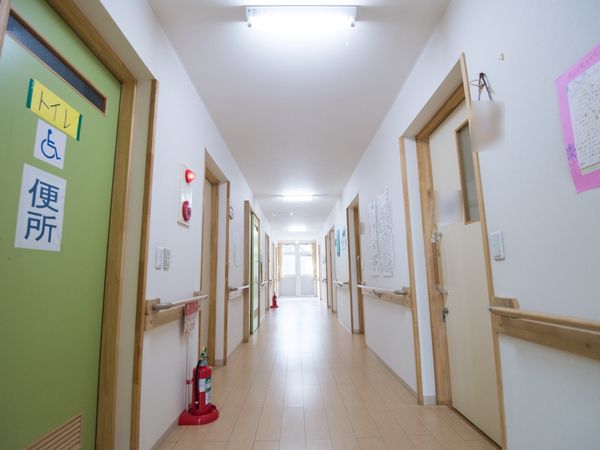 清潔感ある明るい廊下