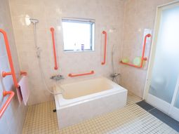 バリアフリー設計の浴室