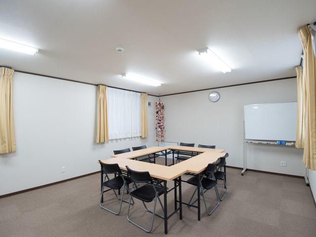 多目的室の内装 談話室 ゆとりある空間の多目的室です。会議や勉強、レクリエーションなど多様な用途にご利用いただけます。