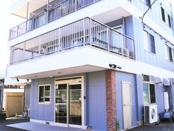 青い建物のエントランス