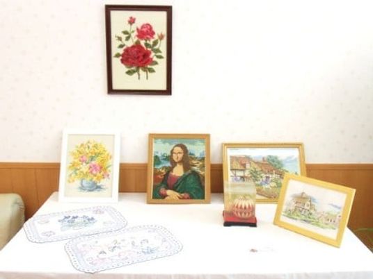 装飾のある展示台  