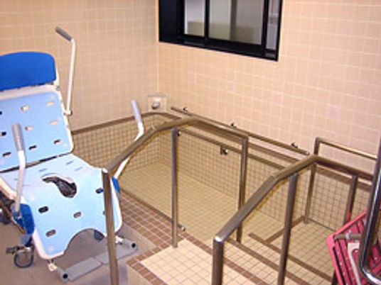 介助用の椅子がある浴室